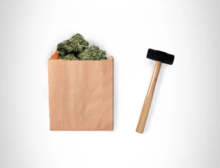 UN MARTEAU ET UN SACHET PAPIER UN MARTEAU ET UN SACHET PAPIER